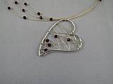 Herz-Collier aus Silber, Gelbgold und facettierten Granatkugeln